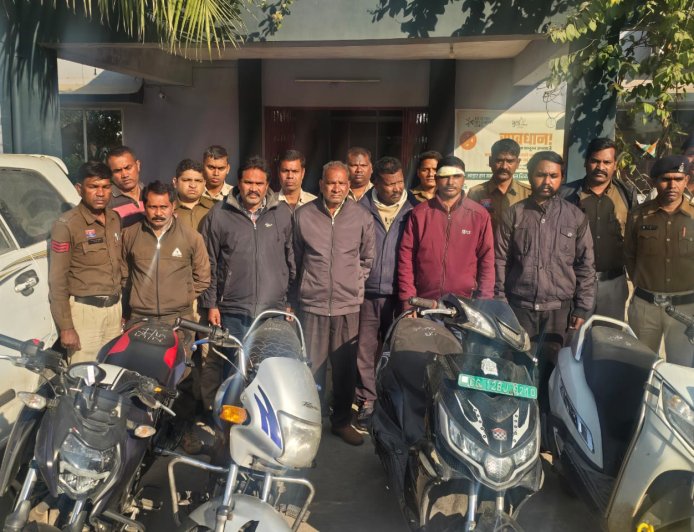 उरगा क्षेत्र में तिहरे हत्याकांड का खुलासा... तंत्र-मंत्र के नाम पर की गई तीन हत्याओं का पुलिस ने किया पर्दाफाश...5 लाख रुपये को 2 करोड़ 50 लाख...रुपये करने का लालच देकर रची गई साजिश