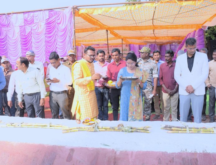 कलेक्टर मिश्रा ने मां दंतेश्वरी की विधिवत पूजा-अर्चना कर करकाभाट शक्कर कारखाना में गन्ना खरीदी कार्य का किया शुभारंभ...गन्ना बिक्री करने पहुँचे कृषकों का फूलमाला पहनाकर एवं पौधा भेंटकर किया गया सम्मान