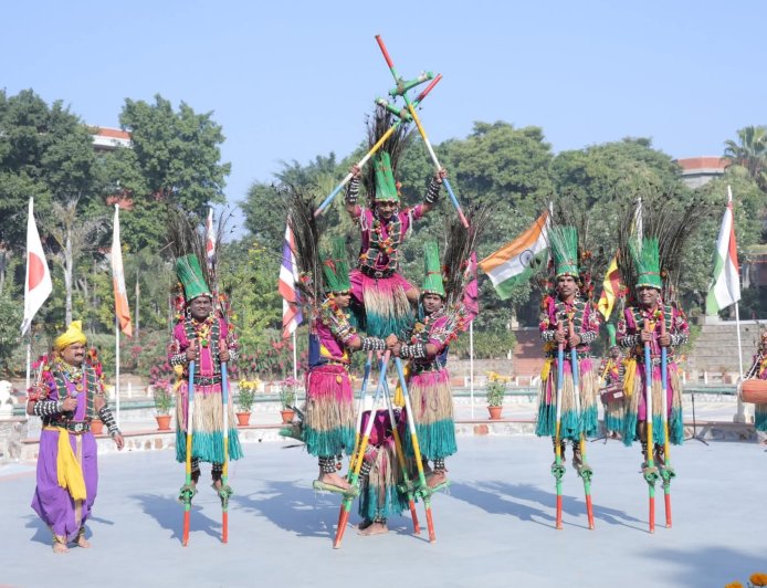 छत्तीसगढ़ की लोक कला गेड़ी नृत्य को यूनेस्को ने सराहा...दिल्ली में 180 देशों के प्रतिनिधियों के समक्ष छत्तीसगढ़ की लोक संस्कृति का प्रदर्शन...शहर की लोक श्रृंगार भारती संस्था द्वारा अंतर्राष्ट्रीय मंच पर छत्तीसगढ़ की लोक कला  का प्रदर्शन