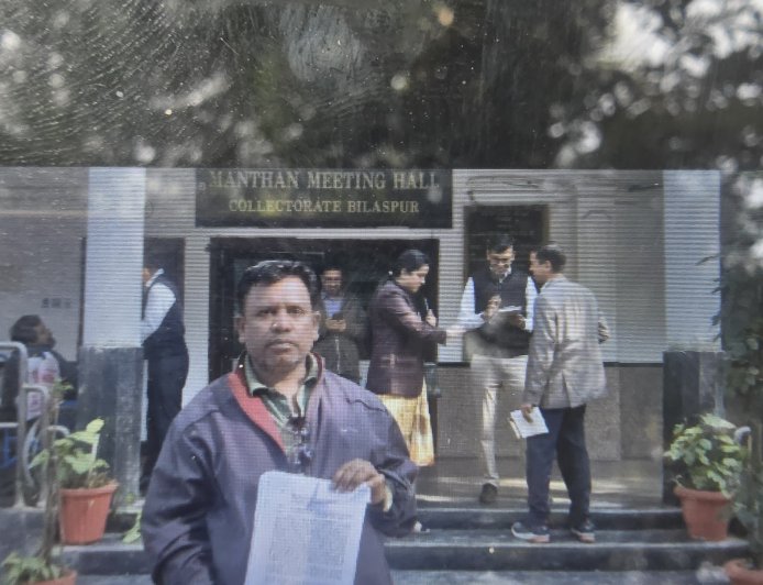 रतनपुर में कुछ रसूखदार आदिवासियों का ज़मीन छीनने में।जुटे हुए हैं