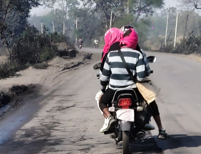 रूमाल से ढंका बाइक का नंबर, तीन सवारी और बिना हेलमेट बेखौफ सफर