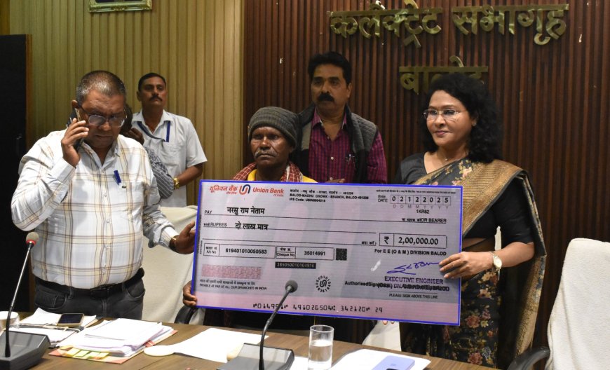 कलेक्टर मिश्रा ने जनदर्शन में सुनी आम लोगों की समस्याएं  विद्युत की चपेट में आने से प्रभावित ग्रामीण को प्रदान किया 02 लाख रूपये का चेक