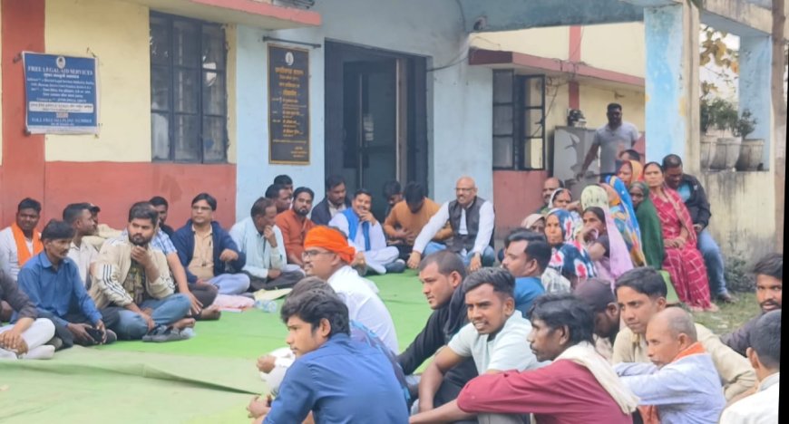 पांच घंटे तक ग्रामीणों ने घेरा हरदीबाजार थाना...एसईसीएल थाने की छत से कर रहा था ड्रोन सर्वे...ग्रामीणों ने घेराव कर किया प्रदर्शन