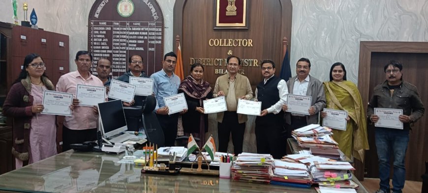 कलेक्टर ने शत प्रतिशत डिजिटाइजेशन का काम करने वाले अधिकारी-कर्मचारियों को किया सम्मानित