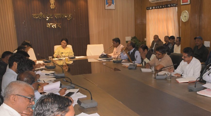 जिले में गन्ना क्षेत्र विस्तार हेतु सभी संबंधित अधिकारी-कर्मचारी समन्वित रूप से प्रयास करें: कलेक्टर मिश्रा...कृषक चैपाल के माध्यम से किसानों को ग्रीष्मकालीन धान के बदले गन्ना फसल लेेने करें प्रोत्साहित  कलेक्टर ने ली जिले में गन्ना क्षेत्र के विस्तार हेतु बैठक