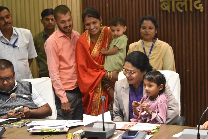 कलेक्टर दिव्या उमेश मिश्रा ने जनदर्शन में सुनी आम लोगों की समस्याएं...नन्हीं बच्ची तेजस्वी को अपनी गोदी में बिठाकर दिया आत्मीय स्नेह एवं दुलार