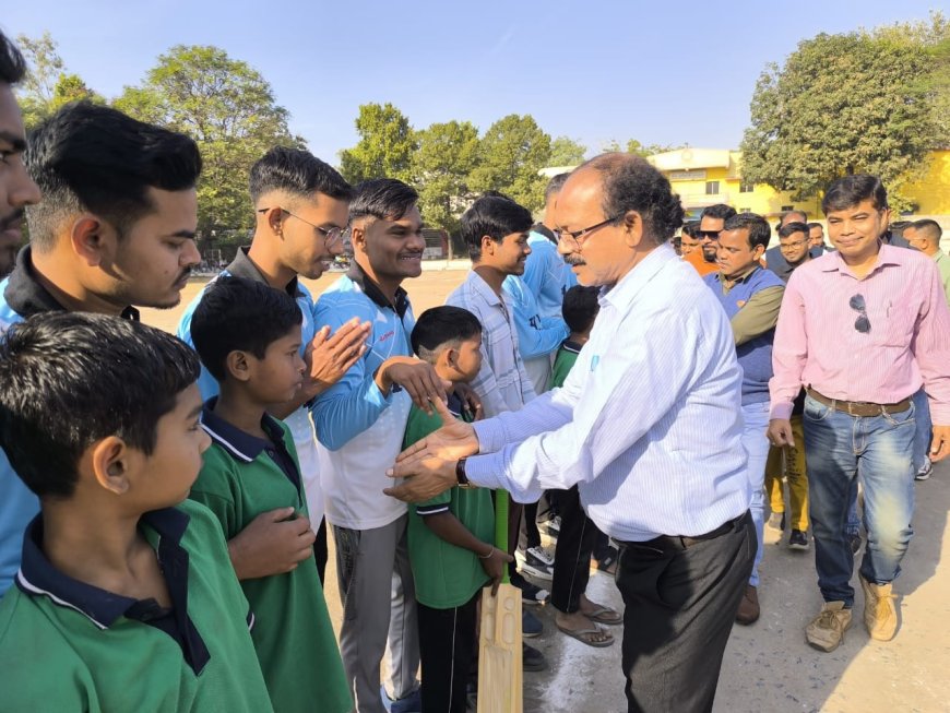 मंदिर चौक पोस्ट मैट्रिक बालक छात्रावास में क्रिकेट प्रतियोगिता का शुभारंभ