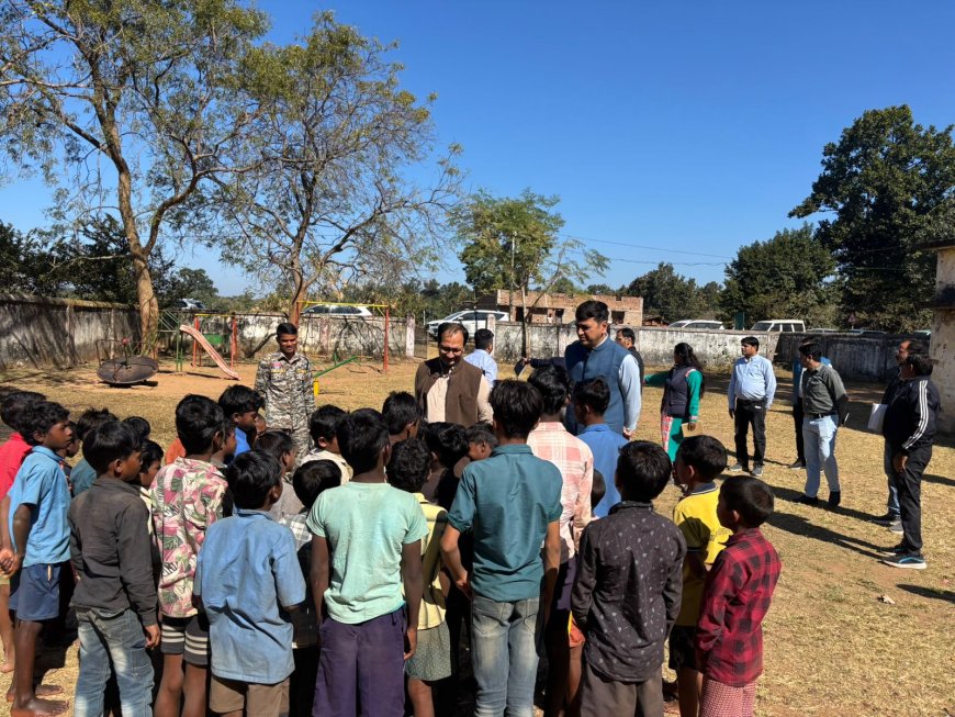 कलेक्टर एवं जिला पंचायत सीईओ ने बैगा आदिवासी बहुल ग्रामों का किया दौरा...पीएम जनमन आवास, छात्रावास और पेयजल सुविधाओं का लिया जायज़ा...बैगा बच्चों का भविष्य संवारने किया मार्गदर्शन