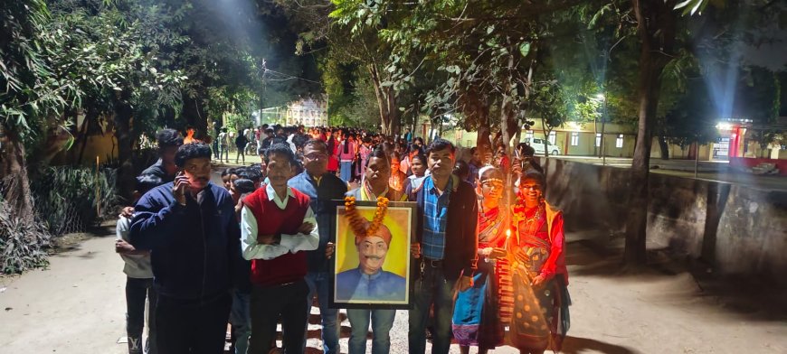 शहीद वीर नारायण सिंह जी की पुण्यतिथि पर पोस्ट मैट्रिक आदिवासी बालक छात्रावास जरहाभाठा द्वारा केंडल मार्च रैली निकाली गई, जिसमें 600 छात्रों ने दी उपस्थिति