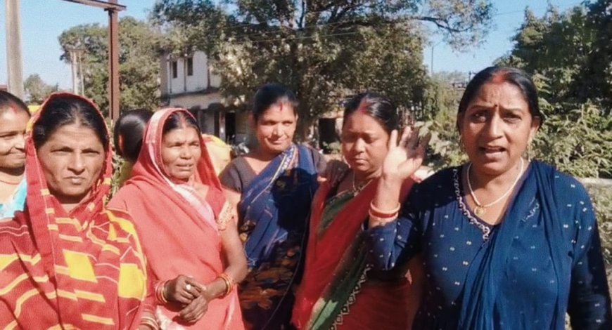 दीपका बिजली दफ्तर पर महिलाओं का प्रदर्शन, अनाप-शनाप बिजली बिल और लाइन कटाने पर जताया कड़ा आक्रोश