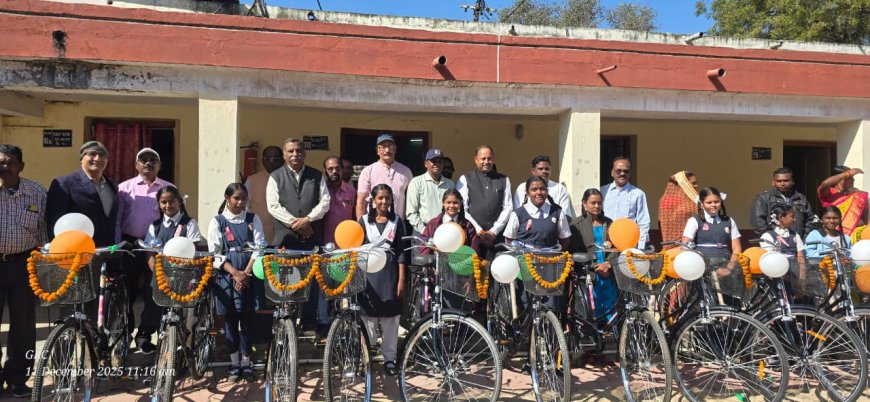 सरस्वती साइकिल योजना के तहत विद्यार्थियों को साइकिल वितरण...आंध्र समाज स्कूल, बुधवारी बाजार, रेलवे परिक्षेत्र, बिलासपुर