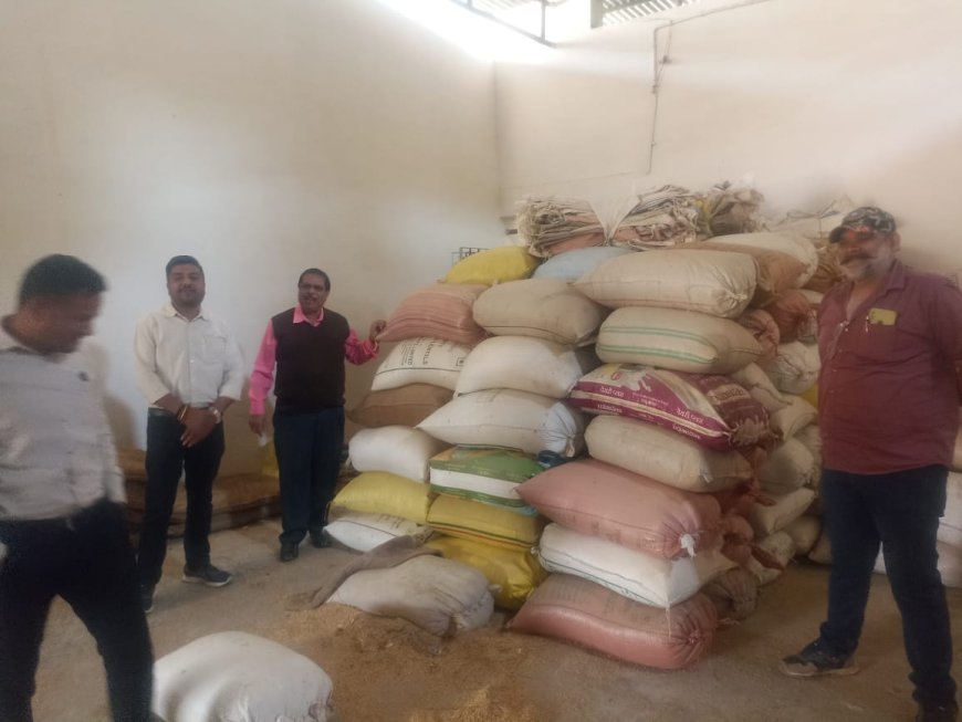 दो संस्थानों से लगभग तीन लाख रूपए का अवैध धान जब्त