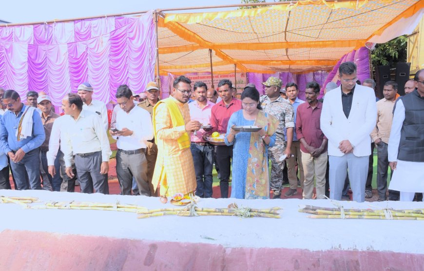 कलेक्टर मिश्रा ने मां दंतेश्वरी की विधिवत पूजा-अर्चना कर करकाभाट शक्कर कारखाना में गन्ना खरीदी कार्य का किया शुभारंभ...गन्ना बिक्री करने पहुँचे कृषकों का फूलमाला पहनाकर एवं पौधा भेंटकर किया गया सम्मान