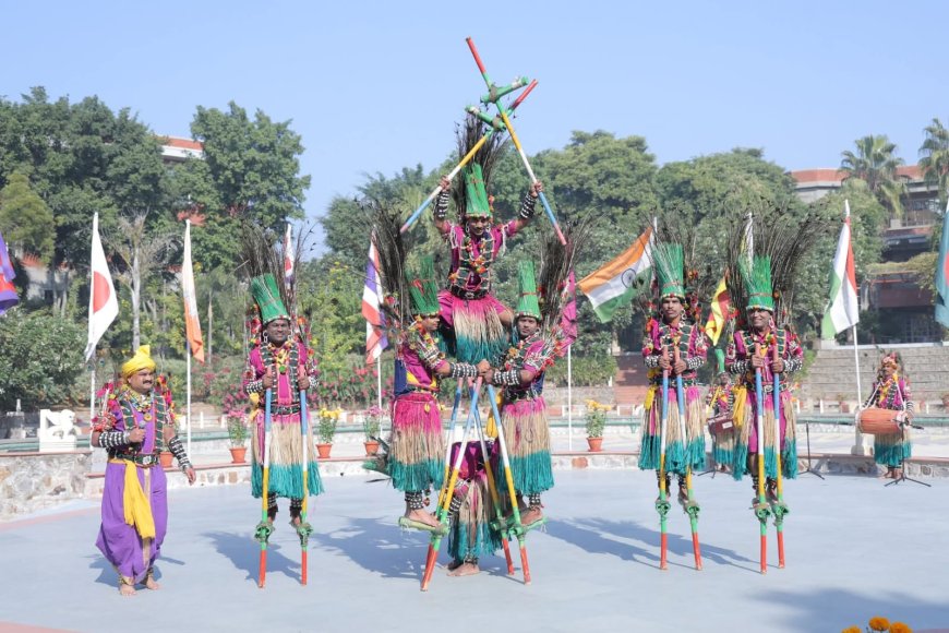 छत्तीसगढ़ की लोक कला गेड़ी नृत्य को यूनेस्को ने सराहा...दिल्ली में 180 देशों के प्रतिनिधियों के समक्ष छत्तीसगढ़ की लोक संस्कृति का प्रदर्शन...शहर की लोक श्रृंगार भारती संस्था द्वारा अंतर्राष्ट्रीय मंच पर छत्तीसगढ़ की लोक कला  का प्रदर्शन