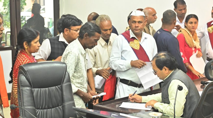 कलेक्टर ने साप्ताहिक जनदर्शन में सुनी लोगों की समस्याएं...फर्जी लोन की शिकायत पर कलेक्टर ने दिए जांच के निर्देश