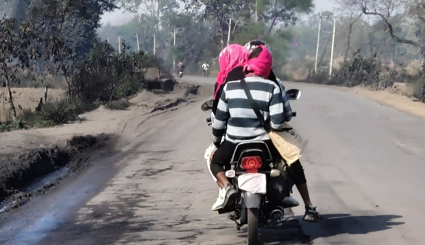 रूमाल से ढंका बाइक का नंबर, तीन सवारी और बिना हेलमेट बेखौफ सफर