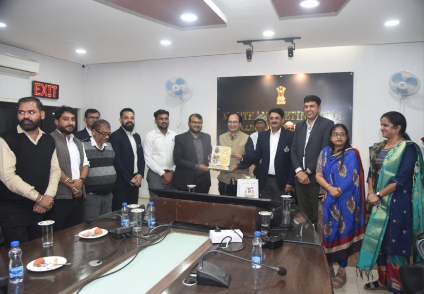 जिला कार्यालय में निगम आयुक्त अमित कुमार को दी गई बिदाई