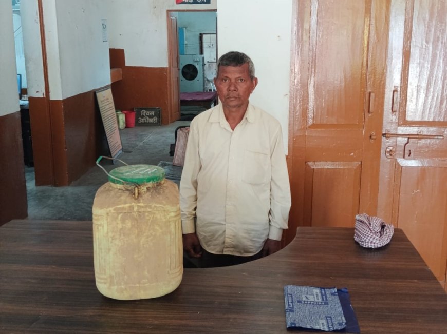 घर के आंगन में बेच रहा था कच्ची महुआ शराब...8 लीटर शराब जप्त,कोनी पुलिस ने किया एक आरोपी को गिरफ्तार