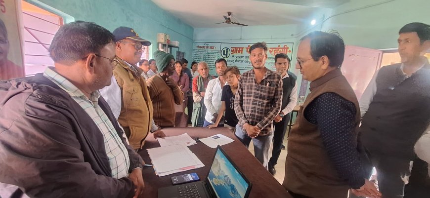 कलेक्टर पहुंचे सुशासन शिविर में,लोगों की समस्याओं का किया समाधान...स्वीकृति के बाद भी आवास निर्माण शुरू नहीं करने वालों को दी हिदायत