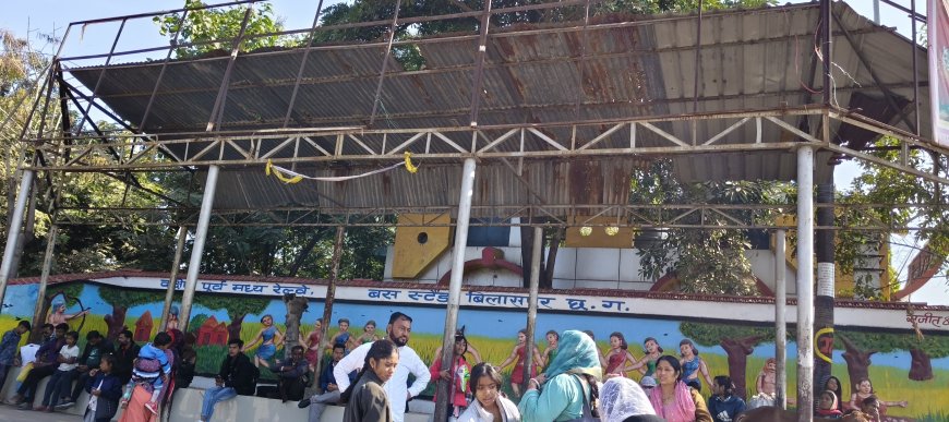 झूलती टीन और डर के साए में सिटी बस स्टैंड बना हादसे को न्योता,जर्जर छत के नीचे जान जोखिम में यात्री