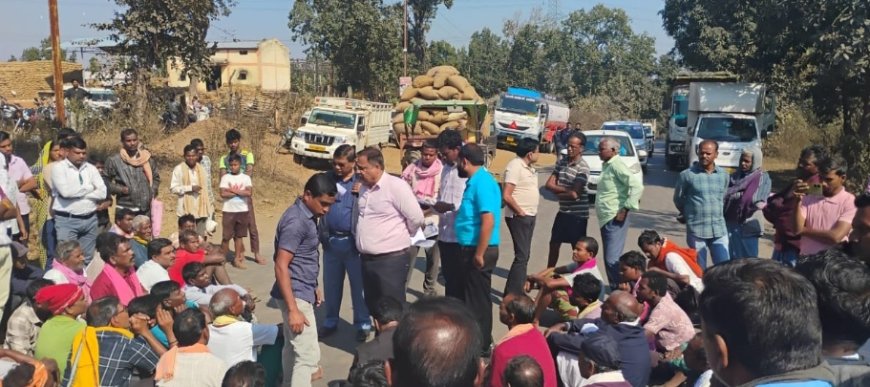 धान खरीदी की मांग पर किसानों का चक्का जाम...तहसीलदार की समझाइश के बाद खुला जाम