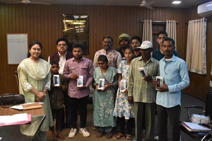 कलेक्टर एवं जनप्रतिनिधियों ने प्रदान किया दृष्टिबाधित दिव्यांगजनों को मोबाईल सेट...विशेष एप्प डाउनलोड होने के कारण आवाज को पहचान कर ही कर सकेंगे मोबाईल सेट को ऑपरेटर