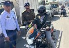 कोरबा में यातायात पुलिस का अनोखा अभियान...गुलाब भेंट कर दिया सड़क सुरक्षा का संदेश