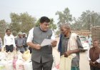 का हाल हे कका....... कोई तकलीफ़ तो नहीं?” : कलेक्टर ने किसानों से संवाद कर किया धान खरीदी केंद्र का निरीक्षण...किसानों से चर्चा कर खरीदी व्यवस्था की ली जानकारी