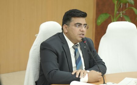 कलेक्टर ने ली निर्माण विभागों की समीक्षा बैठक...अप्रारंभ एवं निविदा स्तर के कार्याे में भी शीघ्रता से कार्यवाही पूर्ण करते हुए कार्य प्रारंभ कराएं- कलेक्टर