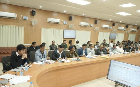 कलेक्टर की अध्यक्षता में जिला स्तरीय सड़क सुरक्षा समिति की बैठक हुई आयोजित,यातायात व्यवस्था सुधारने, ब्लैक स्पॉट दुरुस्त करने कलेक्टर ने दिए सख्त निर्देश,स्कूल कालेजों में सड़क सुरक्षा के प्रति विविध जागरूकता गतिविधियों आयोजित करने किया निर्देशित