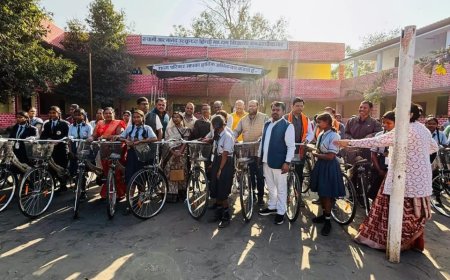 स्वामी आत्मानंद उत्कृष्ट हिंदी माध्यम विद्यालय हरदीबाजार में सरस्वती निःशुल्क साइकिल योजना के तहत 26 छात्राओं को मिली साइकिलें