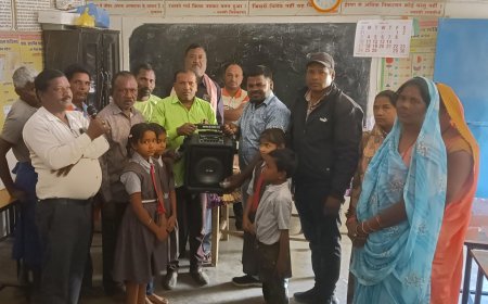 बोईदा के सरपंच संजय राज द्वारा शांतिनगर स्कूल को ब्लूटूथ स्पीकर प्रदान किया गया