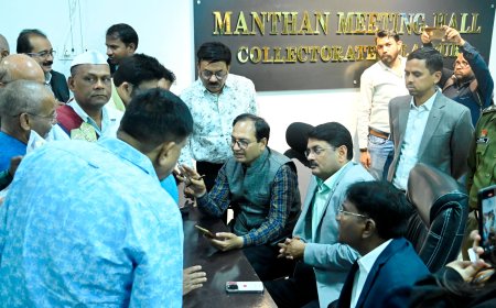 कलेक्टर-एसएसपी ने साप्ताहिक जनदर्शन में सुनी लोगों की समस्याएं...ग्रामीणों ने की शासकीय हैण्डपंप के निजी उपयोग की शिकायत