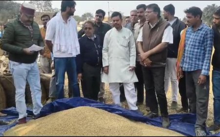धान खरीदी केंद्र कोरबी पहुंचे पूर्व विधायक पुरुषोत्तम कंवर किसानों की जानी समस्या