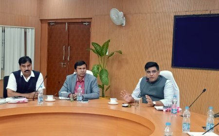 कलेक्टर की अध्यक्षता में शिक्षा विभाग की समीक्षा बैठक आयोजित...जिले में शैक्षणिक सुधार, बेहतर परिणाम की दिशा में गंभीरता से कार्य करने के दिए निर्देश...विद्यालयों में समयबद्ध उपस्थिति और ऑनलाइन उपस्थिति दर्ज करने हेतु किया निर्देशित...विद्यार्थियों के विषयवार प्रदर्शन सुधारने ठोस कार्ययोजना बनाने के निर्देश