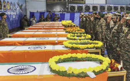 जम्मू-कश्मीर के डोडा में सड़क दुर्घटना में शहीद हुए 10 सैनिकों को सेना ने श्रद्धांजलि अर्पित की।