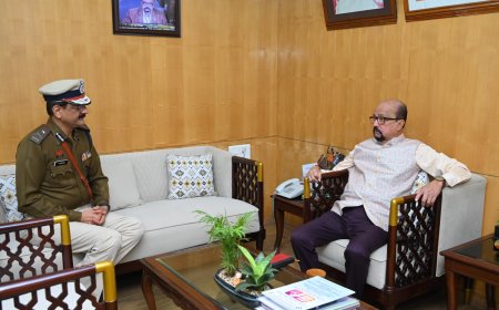 रायपुर : राज्यपाल डेका से नवनियुक्त पुलिस कमिश्नर शुक्ला ने की सौजन्य भेंट