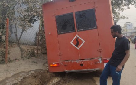 *बेलगहना में प्रधानमंत्री ग्राम सड़क योजना की पोल खुली, जांच के लिए जा रही गाड़ी खुद सड़क पर फंसी*