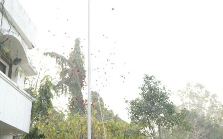 जिला कार्यालय कोरबा में कलेक्टर कुणाल दुदावत ने किया ध्वजारोहण