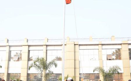 कलेक्टर  दिव्या उमेश मिश्रा ने संयुक्त जिला कार्यालय में फहराया तिरंगा...अधिकारी-कर्मचारियों को गणतंत्र दिवस की बधाई एवं शुभकामनाएं दी