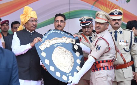 77 वें गणतंत्र दिवस पर मुख्यमंत्री विष्णुदेव साय ने फहराया राष्ट्रध्वज तिरंगा...पुलिस परेड ग्राउंड में गरिमामय समारोह का आयोजन...शहीदों के परिजनों का किया सम्मान...स्कूली बच्चों ने दी रंगारंग कार्यक्रमों की प्रस्तुति...शासकीय योजनाओं पर आधारित जीवंत झांकी का प्रदर्शन...उत्कृष्ट कार्य करने वाले अधिकारी-कर्मचारी सम्मानित