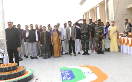 संभागायुक्त कार्यालय में फहराया गया तिरंगा