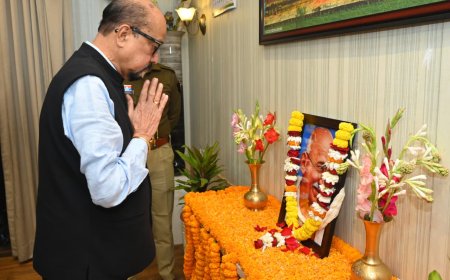 राज्यपाल डेका ने राष्ट्रपिता महात्मा गांधी को दी श्रद्धांजलि