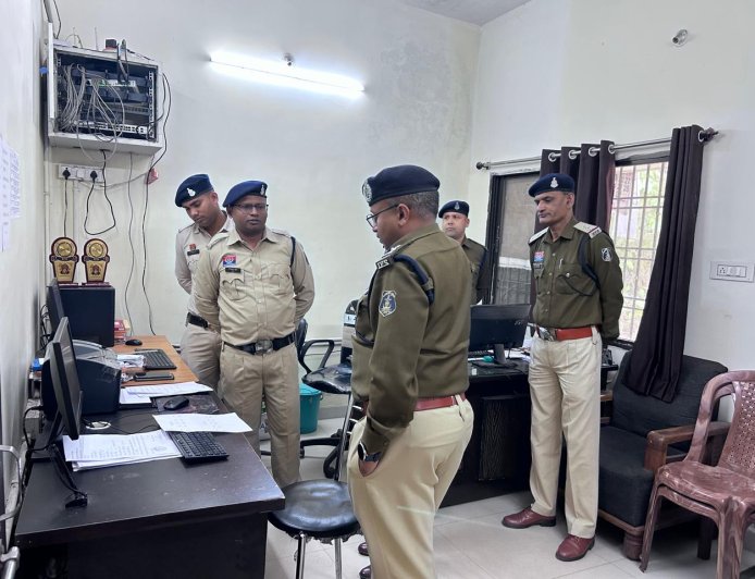 पुलिस महानिरीक्षक रामगोपाल गर्ग का जिले के थानों एवं एसएसपी  कार्यालय का औचक निरीक्षण...संवेदनशील और हाईटेक पुलिसिंग पर दिया जोर