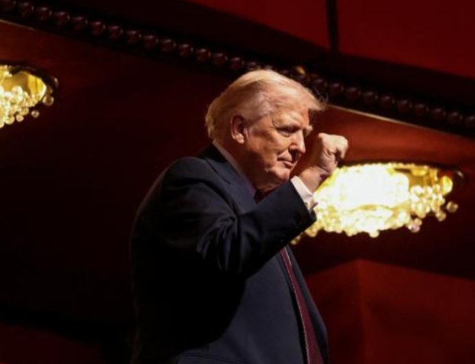 डोनाल्ड ट्रम्प ने कहा कि 'उम्मीद है' कि ईरान के खिलाफ सैन्य कार्रवाई की जरूरत नहीं पड़ेगी।