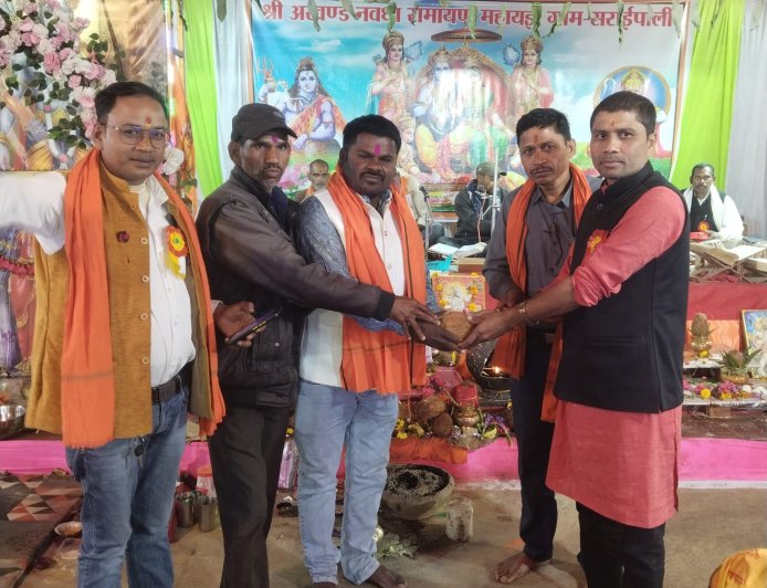 सराईपाली में अखण्ड नवधा रामायण महायज्ञ में सरपंच संजय राज ने की पूजा-अर्चना, समिति ने श्रीफल व गमछा भेंटकर किया सम्मान