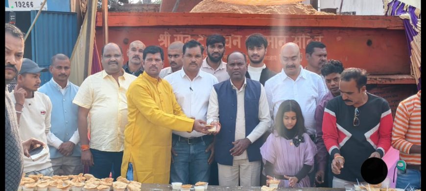 संकट मोचन हनुमान मंदिर में खीर पुडी प्रसाद के अलावा बुजुर्ग महिलाओं को कंबल वितरण