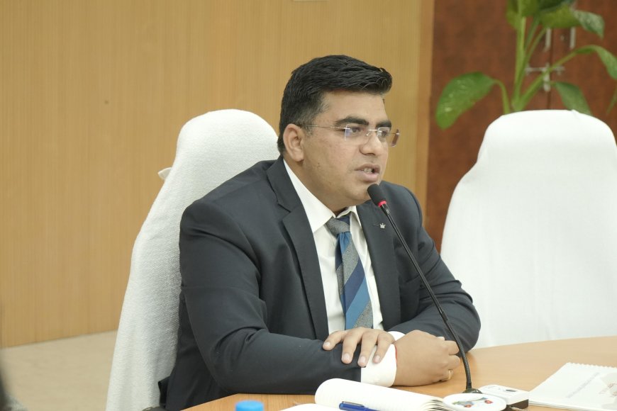 कलेक्टर ने ली निर्माण विभागों की समीक्षा बैठक...अप्रारंभ एवं निविदा स्तर के कार्याे में भी शीघ्रता से कार्यवाही पूर्ण करते हुए कार्य प्रारंभ कराएं- कलेक्टर