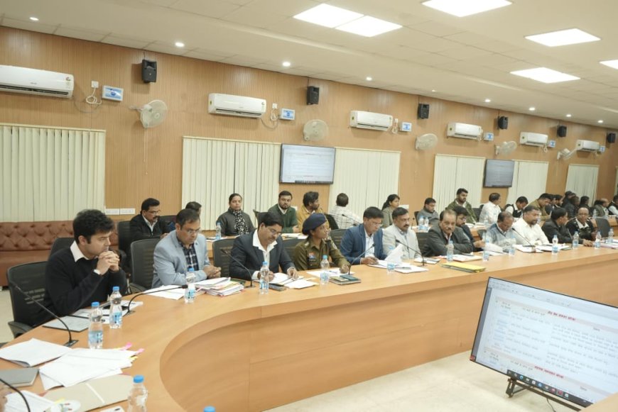 कलेक्टर की अध्यक्षता में जिला स्तरीय सड़क सुरक्षा समिति की बैठक हुई आयोजित,यातायात व्यवस्था सुधारने, ब्लैक स्पॉट दुरुस्त करने कलेक्टर ने दिए सख्त निर्देश,स्कूल कालेजों में सड़क सुरक्षा के प्रति विविध जागरूकता गतिविधियों आयोजित करने किया निर्देशित