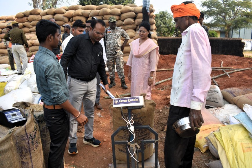कलेक्टर ने धान खरीदी केन्द्र घोटिया, पटेली, कुआगोंदी एवं सुरडोंगर का आकस्मिक निरीक्षण कर व्यवस्थाओं का लिया जायजा धान खरीदी के कार्य को व्यवस्थित ढंग से संपन्न करने तथा रकबा समर्पण कार्य को विशेष प्राथमिकता के साथ पूरा कराने के दिए निर्देश